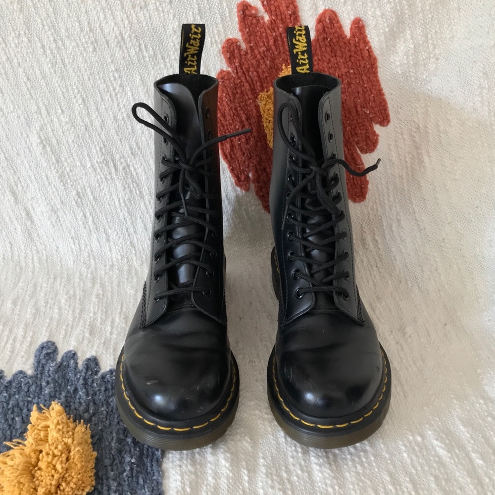 Dr Martens 1490 10-eyelet boot